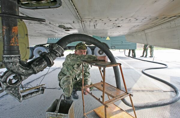 Военнослужащий заправляет топливом самолет на военном аэродроме. Архивное фото - Sputnik Кыргызстан