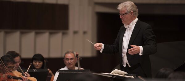 Токтогул Сатылганов атындагы улуттук филармониянын сахнасындары дирижер. Архив - Sputnik Кыргызстан