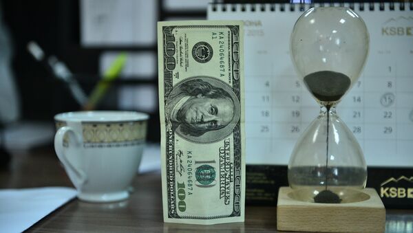 Сто долларовая купюра песочные часы на столе. Архивное фото - Sputnik Кыргызстан