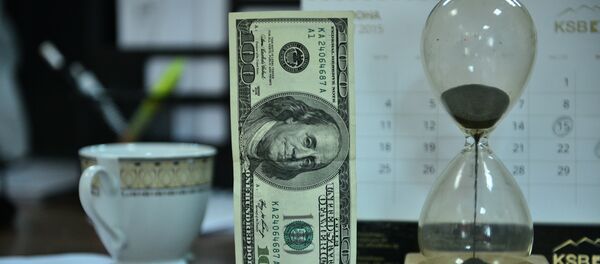 Сто долларовая купюра песочные часы на столе. Архивное фото - Sputnik Кыргызстан