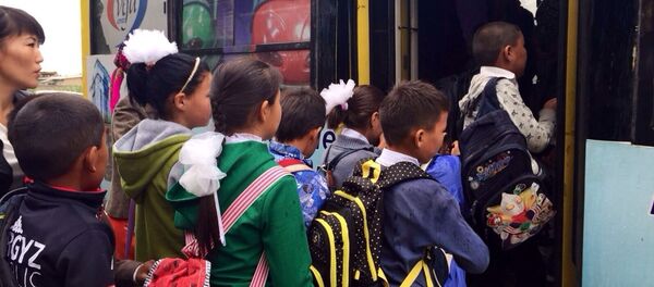 Окуучулар автобуска отуруп жатышат. Архив - Sputnik Кыргызстан