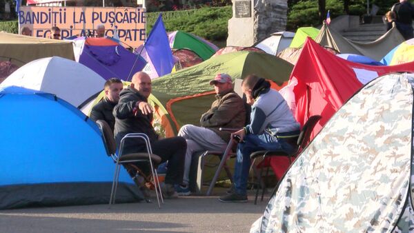 Митингующие в Кишиневе готовили еду и ютились в палатках у здания правительства - Sputnik Кыргызстан