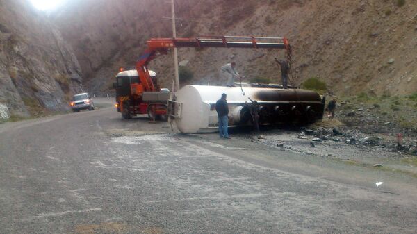 Перевернутый грузовик с 40 тоннами мазута на трассе Бишкек — Ош. - Sputnik Кыргызстан