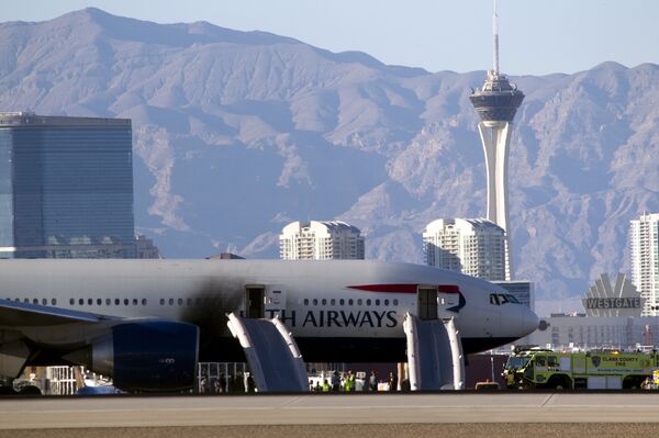 Загоревшийся пассажирский самолет Boeing 777 в аэропорту американского города Лас-Вегас. - Sputnik Кыргызстан