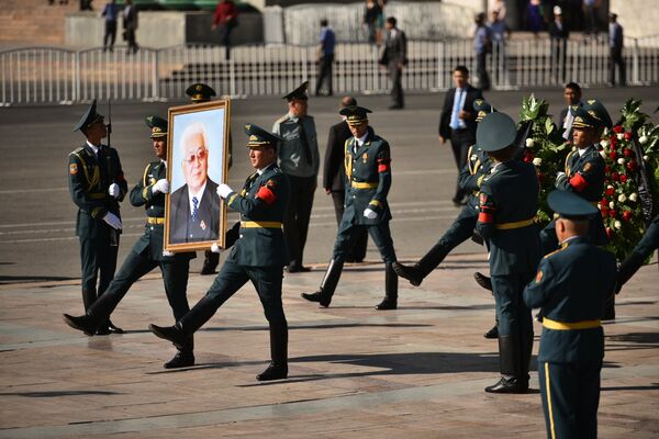 Церемония прощания с Турдакуном Усубалиевым на площади Ала-Тоо - Sputnik Кыргызстан