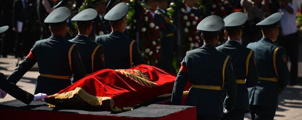 Ала-Тоо аянтында Турдакун Усубалиев менен коштошуу церемониясында. Архив - Sputnik Кыргызстан