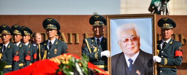 Турдакун Усубалиевди акыркы сапарга узатуу маарекеси. Архив Турдакун Усубалиевди акыркы сапарга узатуу маарекеси. Архив - Sputnik Кыргызстан