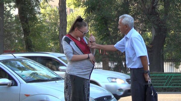 Беременная девушка просит прикурить — соцэксперимент в Бишкеке - Sputnik Кыргызстан
