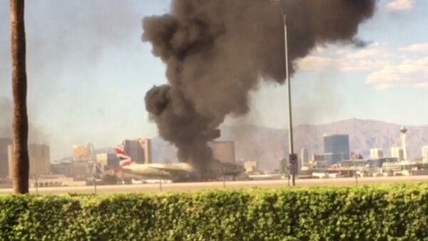 Густой дым поднялся над горящим самолетом в аэропорту Лас-Вегаса - Sputnik Кыргызстан