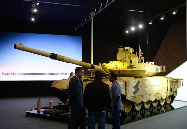 Участники 10-й международной выставки Russia Arms Expo рассматривают представленные образцы военной техники. - Sputnik Кыргызстан