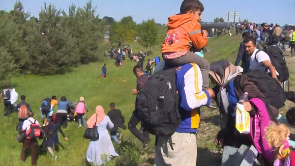 Мигранты из пункта приема в Реске бежали от полицейских и кричали Нет лагерю! - Sputnik Кыргызстан