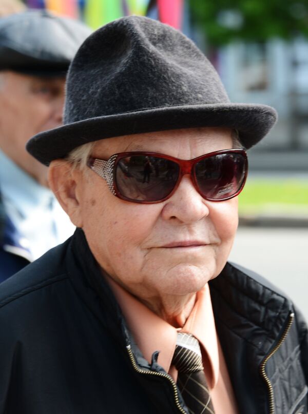 Улыбающийся пожилой человек в очках. Архивное фото - Sputnik Кыргызстан