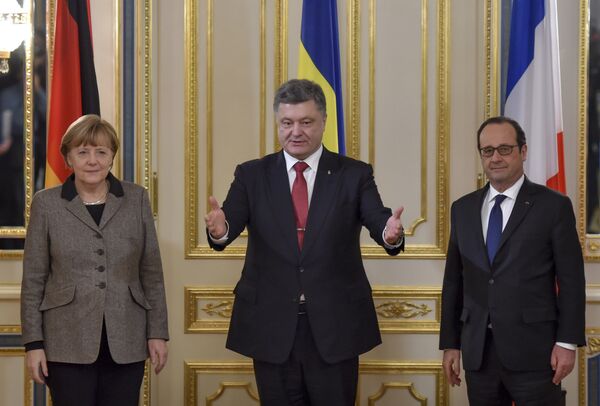 Президент Франции Франсуа Олланд, президент Украины Петр Порошенко и канцлер Германии Ангела Меркель во время встречи. Архивное фото - Sputnik Кыргызстан