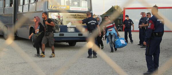 Беженцы на сербско-венгерской границе. Архивное фото Беженцы на сербско-венгерской границе. Архивное фото - Sputnik Кыргызстан