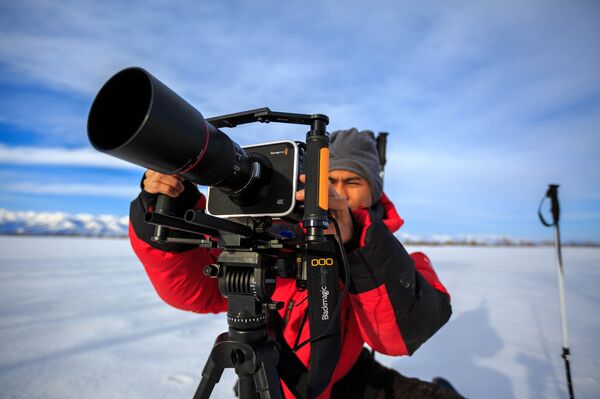 Снимающий документальные картины для ведущих телекомпаний мира Захариз Хузайма во время съемок. Архивное фото - Sputnik Кыргызстан