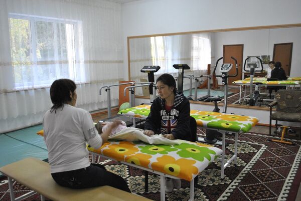 Посетители в отремонтированном лечебнице для детей с ДЦП на Иссык-Куле. - Sputnik Кыргызстан