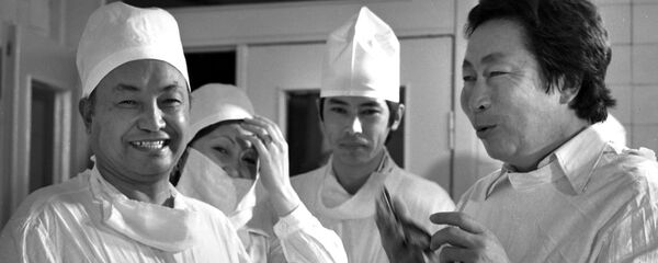 Фотография, на которой запечатлены известный хирург, Герой Кыргызской Республики Мамбет Мамакеев и не менее известный режиссер Толомуш Океев, была сделана в 1980 году во Фрунзе Фотография, на которой запечатлены известный хирург, Герой Кыргызской Республики Мамбет Мамакеев и не менее известный режиссер Толомуш Океев, была сделана в 1980 году во Фрунзе - Sputnik Кыргызстан