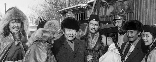 Монголдордун курчоосундагы Төлөмүш Океев . Чынгыз хандагы таберик сүрөт - Sputnik Кыргызстан