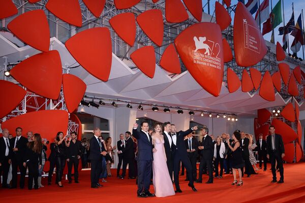 Актеры на красной дорожке 72-го Венецианского международного кинофестиваля. Архивное фото - Sputnik Кыргызстан