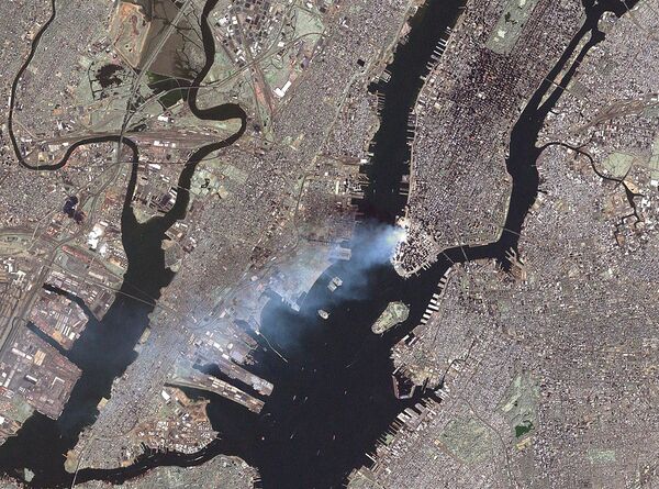 Снимок теракта 11 сентября из космоса. Архивное фото - Sputnik Кыргызстан