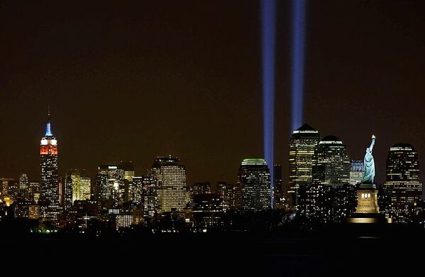11 марта 2002 года в небо над Манхэттеном взметнулись два параллельных световых столба — символ разрушенных башен. Временный мемориал погибших в зданиях ВТЦ - Sputnik Кыргызстан