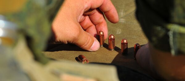 Военнослужащий получает патроны для стрельбы. Архивное фото - Sputnik Кыргызстан
