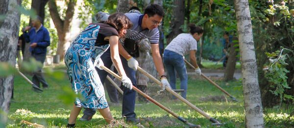 Участники субботника на территории Национальной библиотеки Кыргызстана в Бишкеке. Архивное фото - Sputnik Кыргызстан