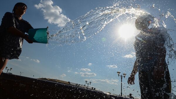 Молодежь обливается водой. Архивное фото - Sputnik Кыргызстан