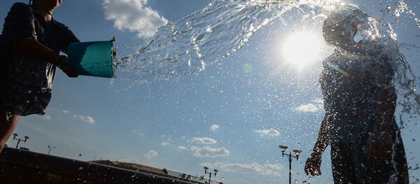 Молодежь обливается водой. Архивное фото Молодежь обливается водой. Архивное фото - Sputnik Кыргызстан