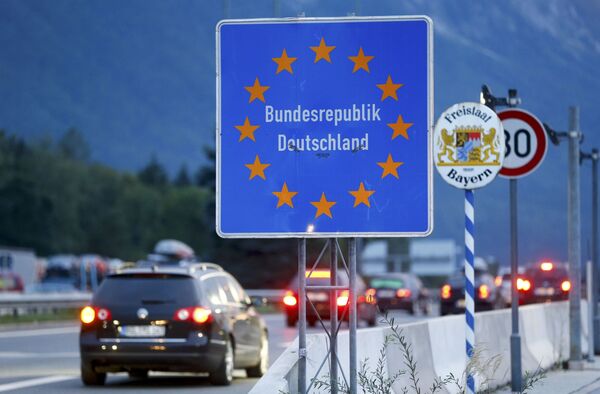 Автомобили проезжают границу Германии с Австрией. Архивное фото - Sputnik Кыргызстан