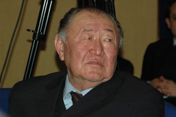 Народный писатель Казат Акматов. Архивное фото - Sputnik Кыргызстан