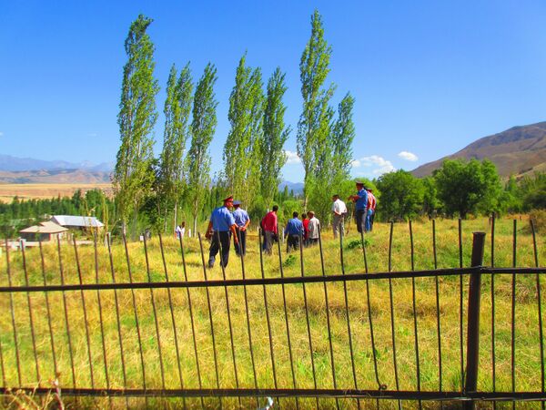 Оперативники на месте захоронения девочки убитой отчимом - Sputnik Кыргызстан