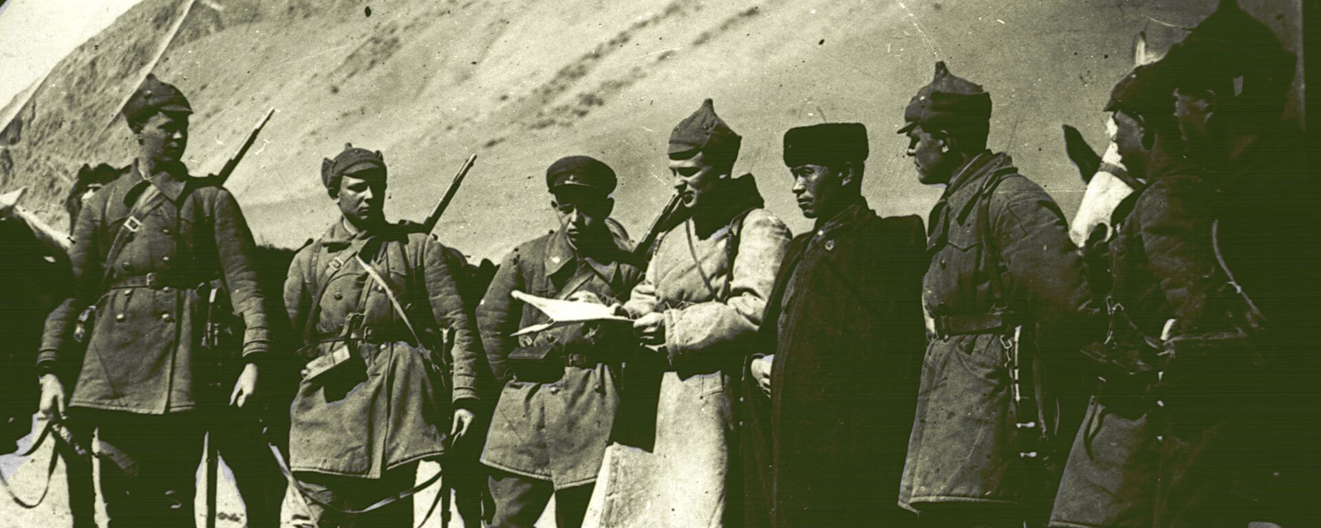 Чек арачы, стратег, жазуучу Осмон Лайлиев (оң жактан төртүнчү). Архив - Sputnik Кыргызстан, 1920, 12.10.2025