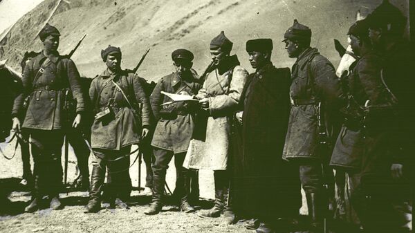 Чек арачы, стратег, жазуучу Осмон Лайлиев (оң жактан төртүнчү). Архив - Sputnik Кыргызстан