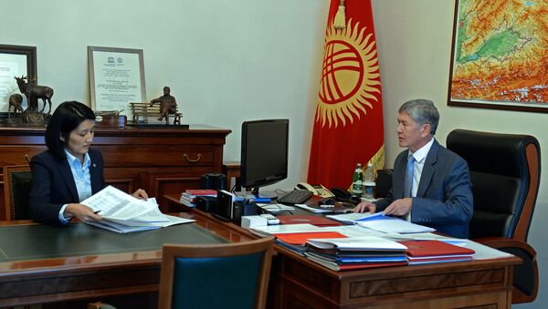 Билим берүү жана илим министри Элвира Сариева президент Алмазбек Атамбаевдин кабыл алуусу. Архив - Sputnik Кыргызстан