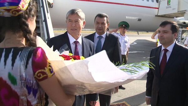 Атамбаева в Душанбе ждала красная дорожка и цветы в знак приветствия - Sputnik Кыргызстан
