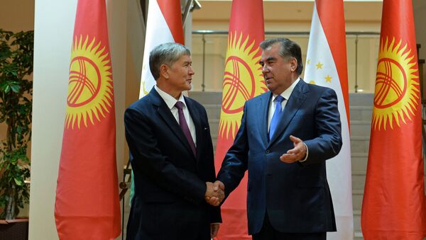 Президент Алмазбек Атамбаев и президент Таджикистана Эмомали Рахмон - Sputnik Кыргызстан