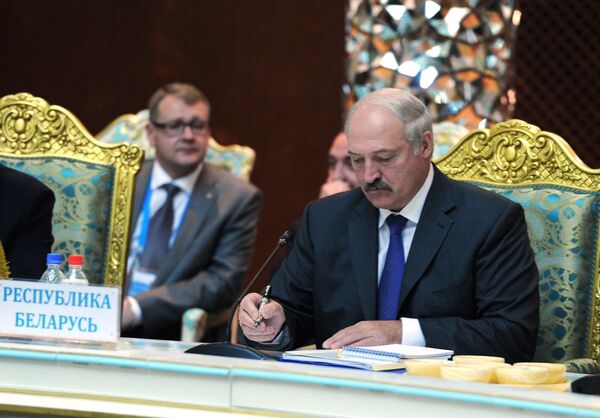 Президент Белоруссии Александр Лукашенко на церемонии подписания документов ОДКБ в Душанбе. - Sputnik Кыргызстан