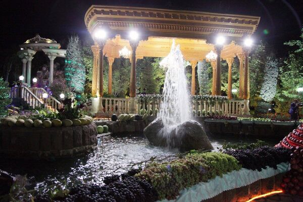 Вечерняя прогулка состоялась в парке резиденции правительства Таджикистана. - Sputnik Кыргызстан