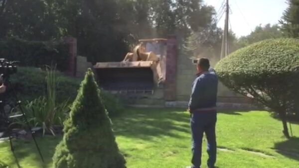 Бульдозер снес забор элитного дома, закрывавший целый переулок в Бишке - Sputnik Кыргызстан