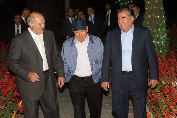 Встреча прошла без галстуков, а президент Казахстана Нурсултан Назарбаев отказался и от классического пиджака. - Sputnik Кыргызстан