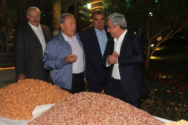 Президенты дружеских республик смогли лично убедиться в богатстве природных даров Таджикистана. - Sputnik Кыргызстан