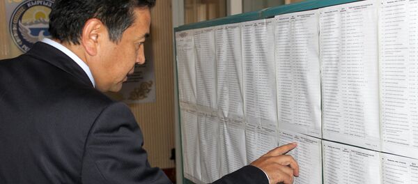 Первый вице-премьер-министр Тайырбек Сарпашев проверяет наличие своей фамилии по месту прописки на избирательном участке. Архивное фото - Sputnik Кыргызстан
