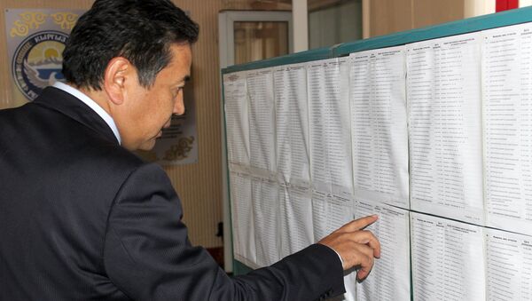 Первый вице-премьер-министр Тайырбек Сарпашев проверяет наличие своей фамилии по месту прописки на избирательном участке. Архивное фото - Sputnik Кыргызстан