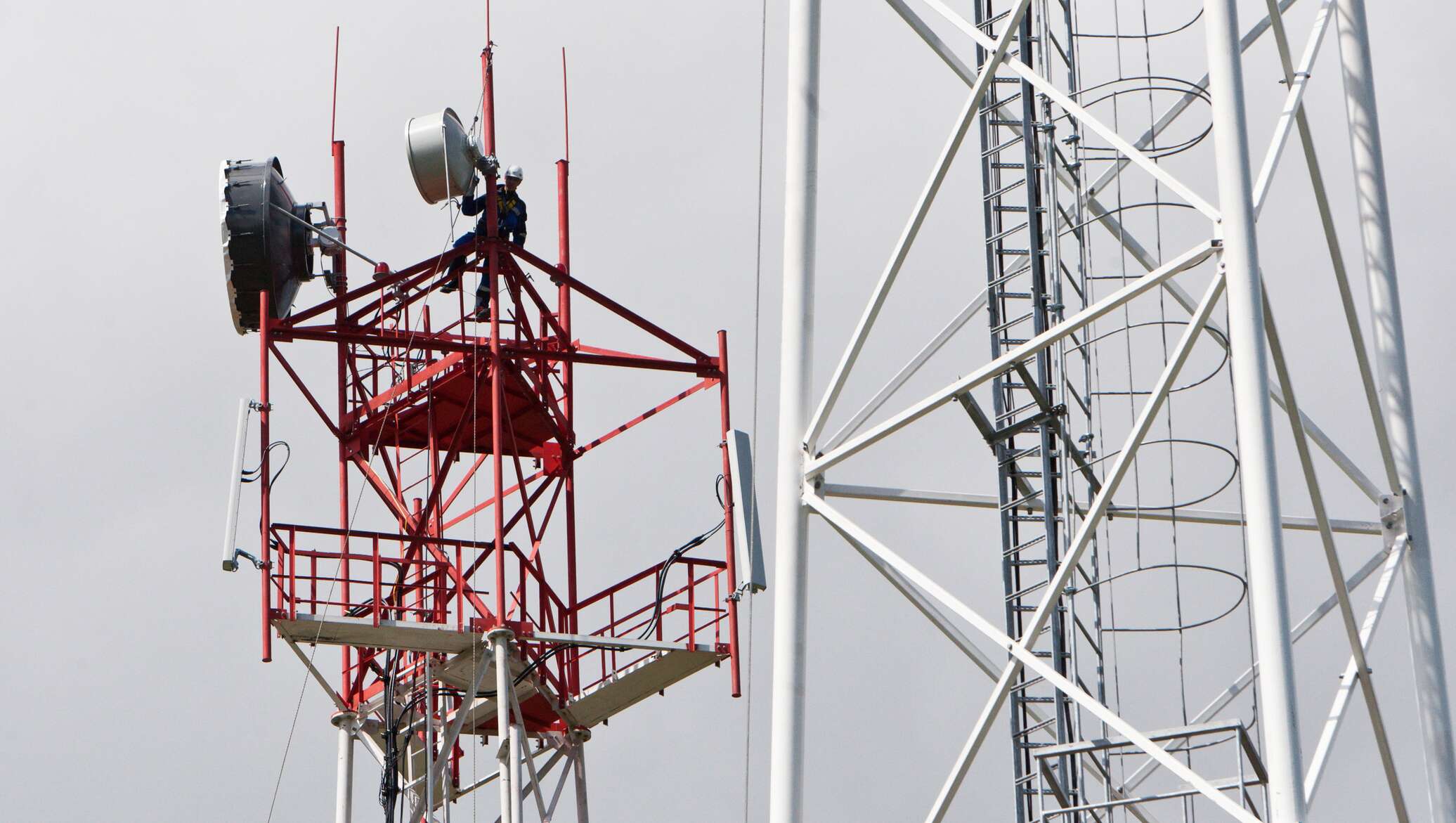 монтажная вышка связи. T70 8500 вышка сотовой связи. вышка радиорелейной связи. телекоммуникационная инфраструктура. башня сотовой связи.