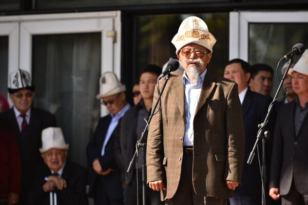 На панихиде с траурной речью выступил общественно-политический деятель Топчубек Тургуналиев - Sputnik Кыргызстан