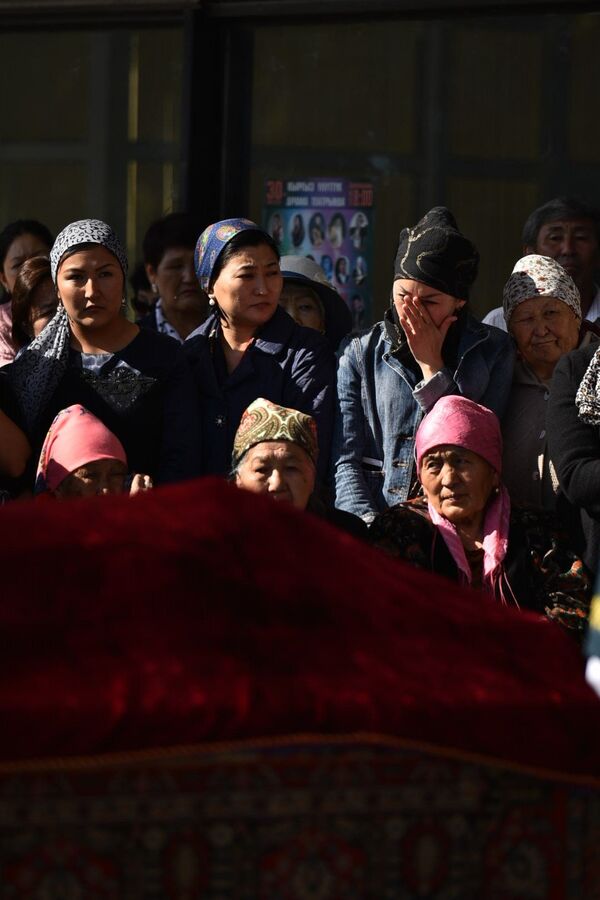 Прозаика похоронили на кладбище близ села Байтик - Sputnik Кыргызстан