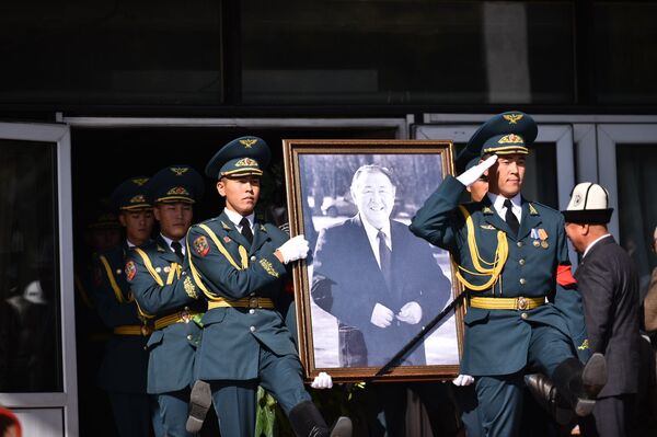 Народный писатель Казат Акматов скончался на 74-м году жизни после продолжительной болезни - Sputnik Кыргызстан