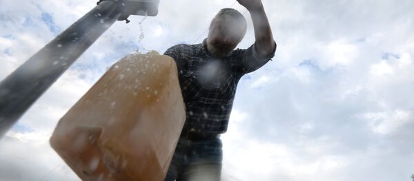 Айыл тургуну суу алып жатат. Архивй - Sputnik Кыргызстан