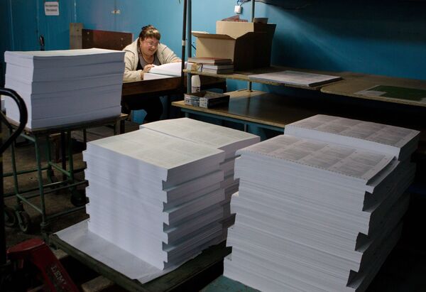 Сотрудница типографии подсчитывает избирательные бюллетени. Архивное фото - Sputnik Кыргызстан
